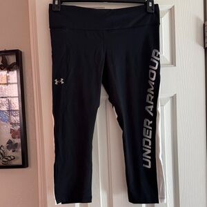 NEW Under Armour Women's Capri Compression Leggings with Logo and pocket